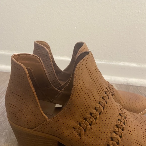 Beige booties - Picture 3 of 4